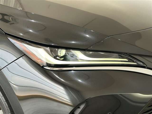 LEDヘッドライトです。デザイン性がよくとても明るいので、夜間の走行や悪天候でも安心です。しかも長寿命！