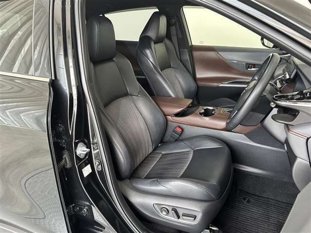 運転席/助手席です。姿勢が崩れず正確なステアリング操作で安心です