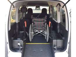 電動ウインチ　リモコン付き　4名乗り　車いす使用時は1名＋3名乗車　消費税非課税車両