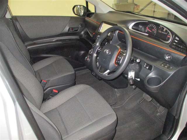 運転席に気になる汚れや傷はなく良好な状態です