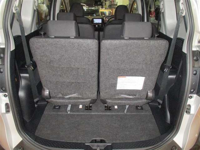 リアシートを倒せば長尺物も積み込めます。