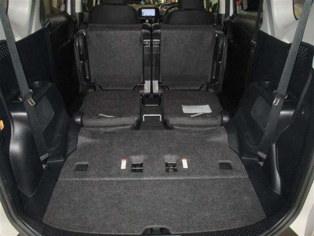 分割タイプなので人数、荷物量に合わせたシートアレンジができます