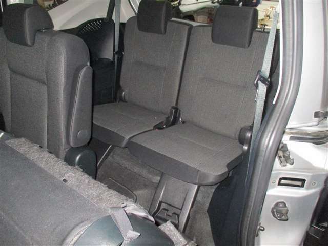 リヤシート足元も十分な広さ