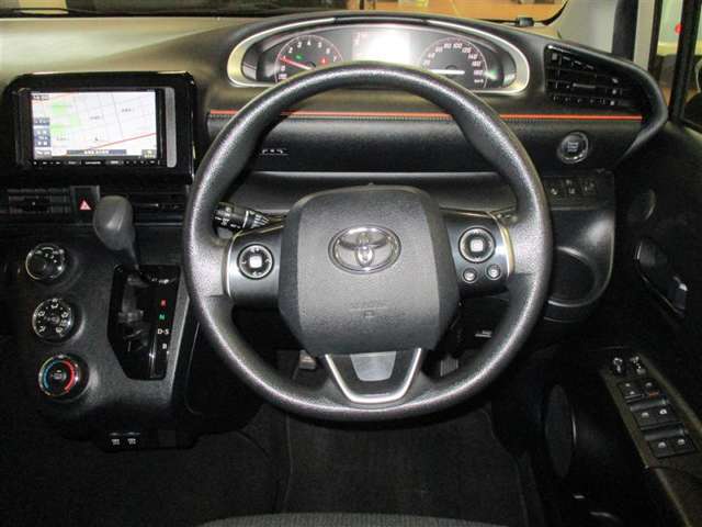 ステアリングの各スイッチで多様な操作が可能です