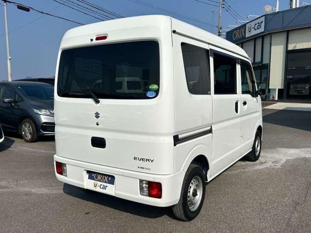 「プロの鑑定」　中古車の恐いところはまさに中古であること。見た目はきれいだけど実は訳有りなんてことは珍しくありません。その点当店のお車はプロの鑑定士による検査を受けた正真正銘の安心車両です。