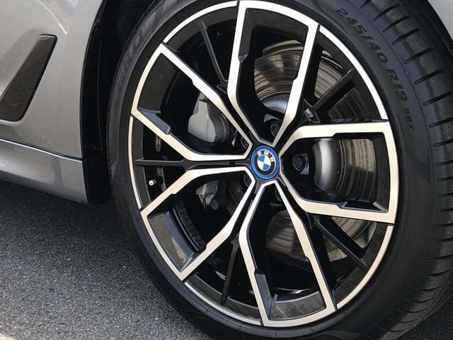 BMW純正19インチホイール。洗練されたデザインで、足元の個性を引き立てます。