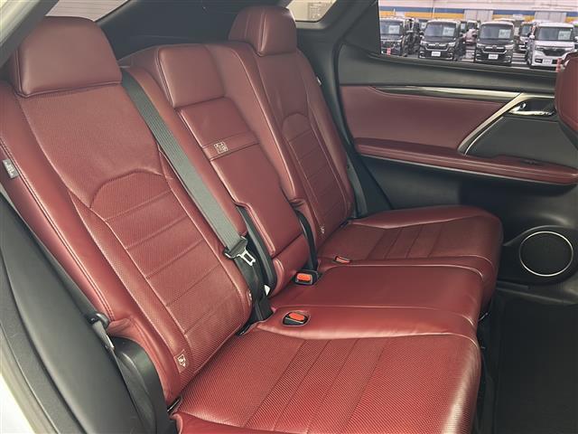 【後部座席】後席もゆったりドライブを楽しめます。ガリバーでご購入いただきましたら、内外装はプロこだわりのクリーニングで清潔なおクルマでご納車させていただきます！店舗での現車確認も承っています！