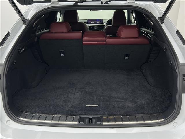 【トランク】積み込みやすくて、たっぷり積める荷室です。シートアレンジできるものは、乗車人数と荷物の量や大きさによってシートを動かすことができるので、より快適なドライブが可能です！