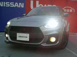 純正LEDヘッドライト＆LEDポジションランプ＆フォグランプ付き、夜間の走行時に前方を明るく照らしてくれます。