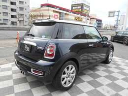 R56型の最終年式で走行距離は19900kmととても貴重な一台で、内外装・機関系共にコンディションはいいです。バッテリーやエアコンフィルター、ドライブベルト・プーリーなどの消耗品は交換後のお渡しです！