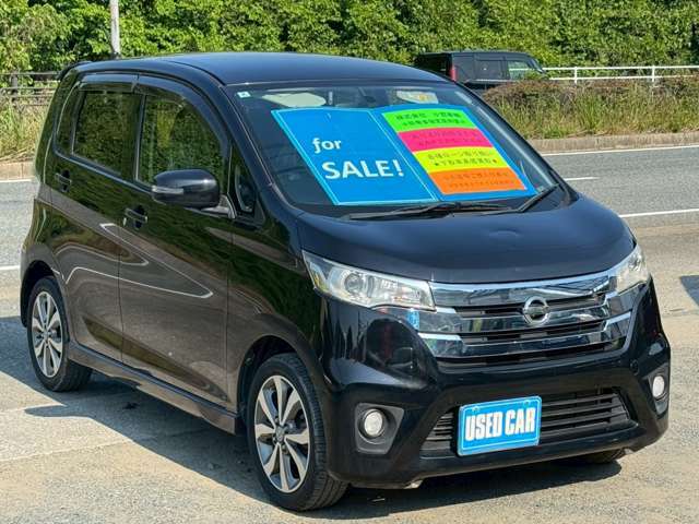 斜め前から☆ハイウェイスターデザインでかっこいいエアロ装着です。ヘッドライトはHID式で夜道を明るく照らしてくれます。