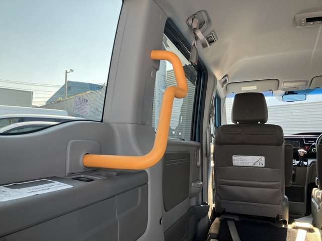 手摺りです。車いす使用者が立ち上がる際等に使用します。