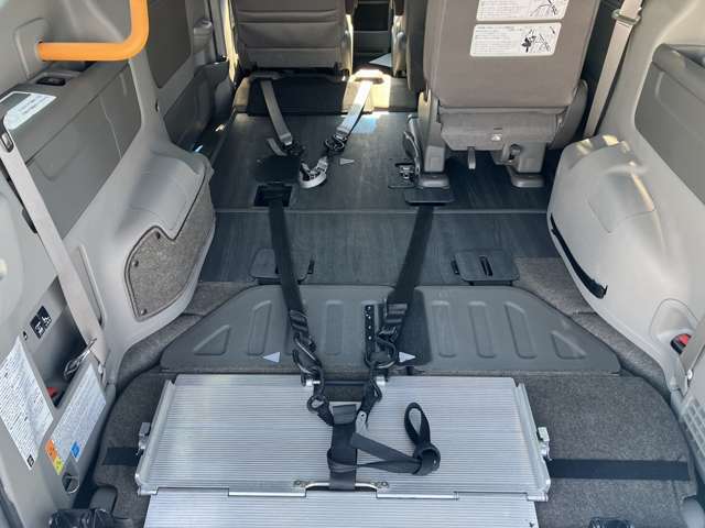 電動ウィンチと下部のフックは車イス乗車後に固定する装置になります。