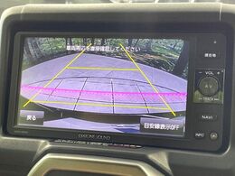 【バックカメラ】駐車時に後方がリアルタイム映像で確認できます。大型商業施設や立体駐車場での駐車時や、夜間のバック時に大活躍！運転スキルに関わらず、今や必須となった装備のひとつです！