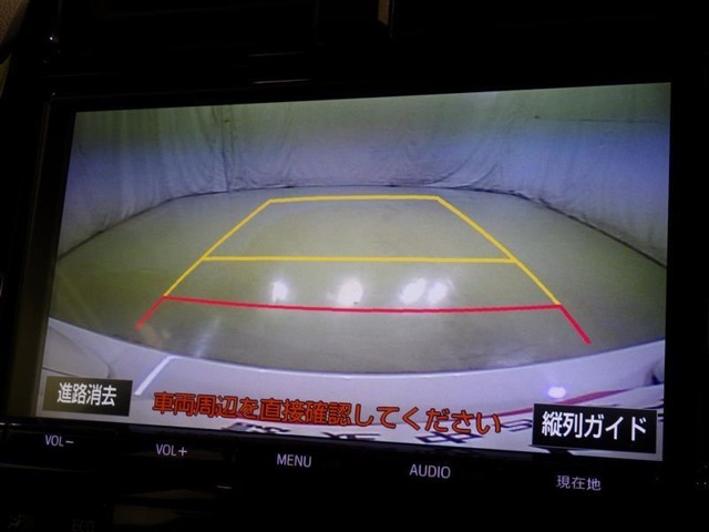 バックモニターも装備しております。バックギアに入れるとナビ画面に車の後方が映し出されます。これで後方確認も安心！
