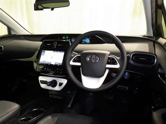 運転の際、常に目にする部分だけにシックで飽きのこないデザインが良いですね。