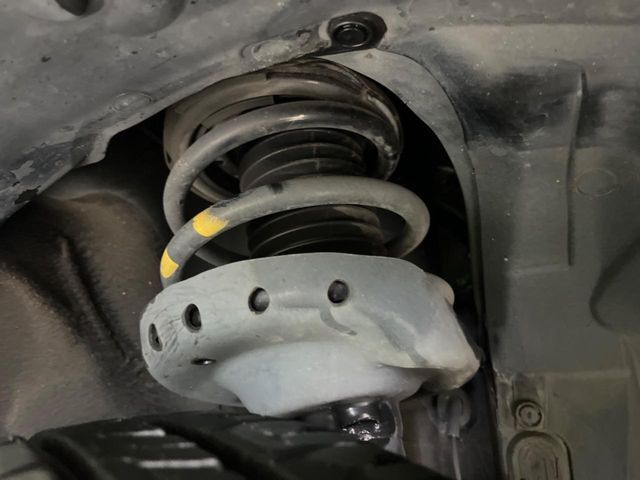 お車を安心してお乗りいただく為には、足回りの定期点検が欠かせません。サービスサポート（有償保証）では無料点検もご提供しており、安心のカーライフをお過ごしいただけるサポート体制が整っています。