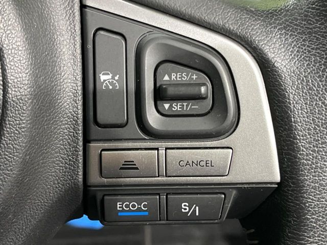 【全車速追従機能付クルーズコントロール】高速道路での長距離走行が楽に！！自動で速度を保つクルーズコントロールが、衝突軽減システムと連携し、前方の車両を感知して車間を保つように速度調節してくれます！！