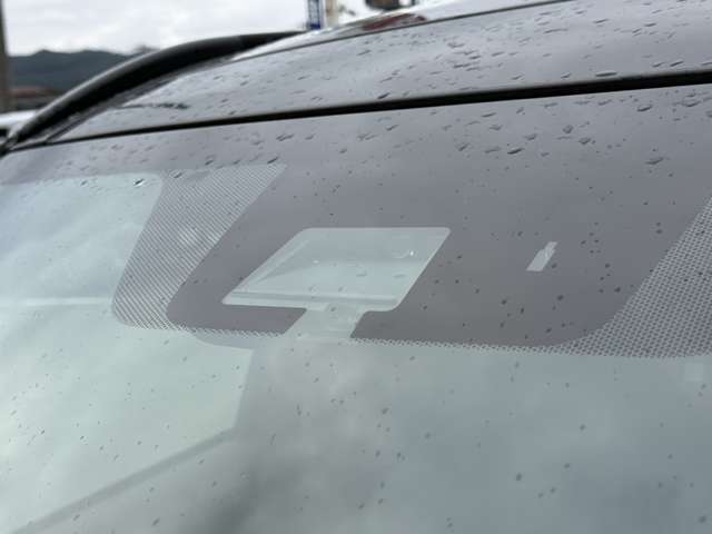 【三菱e-Assist】走行中に前方の車両等を認識し、衝突しそうな時は警報とブレーキで衝突回避と被害軽減をアシスト。より安全にドライブをお楽しみいただけます。