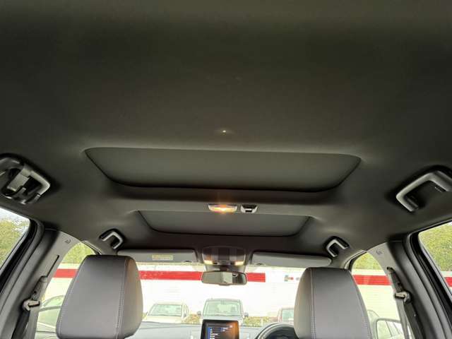 【サンルーフ】ボタンひとつで開閉可能！開放感たっぷりのサンルーフが装着されています！車内に明かりを取り入れたり景色を楽しむ以外にも、よどみがちな車内の空気も簡単に換気できて快適です！