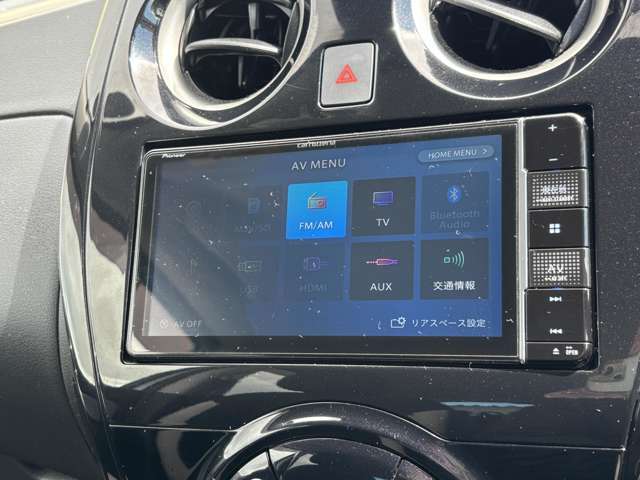 フルセグ・CD/DVD再生・Bluetooth接続等多機能なナビです。