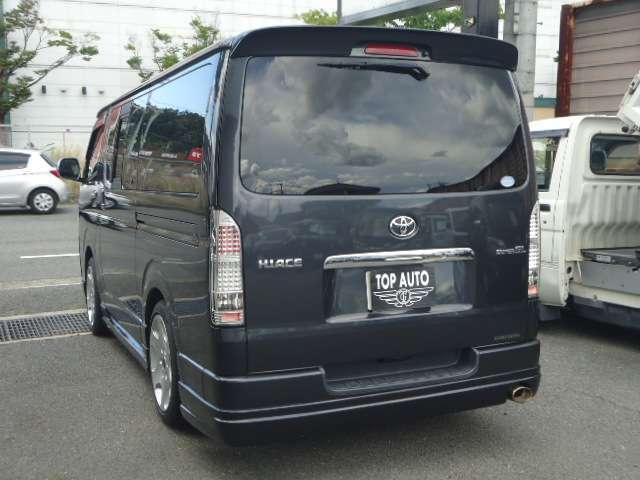 TOP　AUTOには中古車専属の販売スタッフがおり、購入時の不安を解消できる大阪府中古自動車販売協会、認定の中古自動車販売士が、論理規定に則った丁寧な対応に努めております。