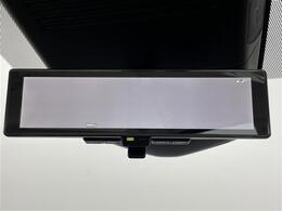 【デジタルインナーミラー】車両後方カメラの映像をミラーに映すことが出来ます。 そのため、後席に人や荷物があって後方が見えづらい場合でもしっかり視界を確保することが出来ます。