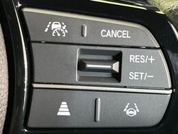 【アダプティブクルーズコントロール】高速道路での長距離走行が楽に！！自動で速度を保つクルーズコントロールが、衝突軽減システムと連携し、前方の車両を感知して車間を保つように速度調節してくれます！！