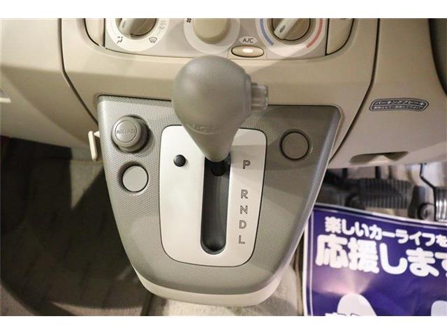 ステアリングホイールからスムーズに持ちかえられるインパネシフトを採用。