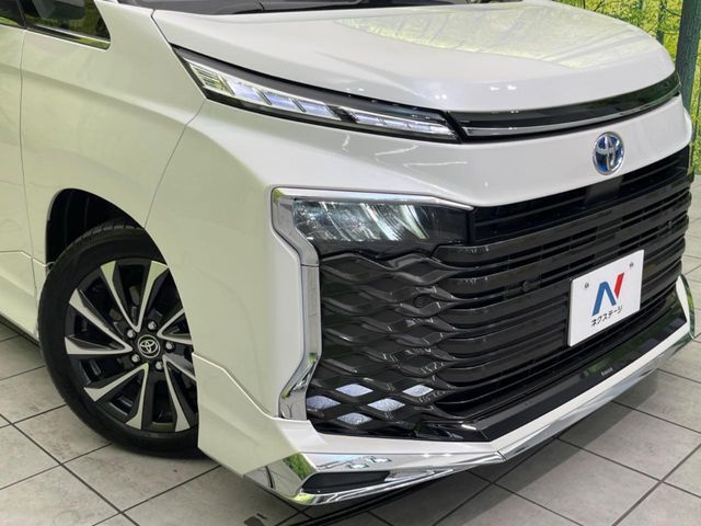 【LEDヘッドライト】悪天候や夜間走行時も良好な視界を確保し安心して運転できる高輝度LEDヘッドライトを装備！点灯速度が早く、消費電力も抑えられています。