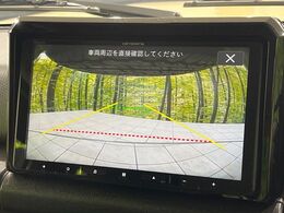 【バックカメラ】駐車時に後方がリアルタイム映像で確認できます。大型商業施設や立体駐車場での駐車時や、夜間のバック時に大活躍！運転スキルに関わらず、今や必須となった装備のひとつです！