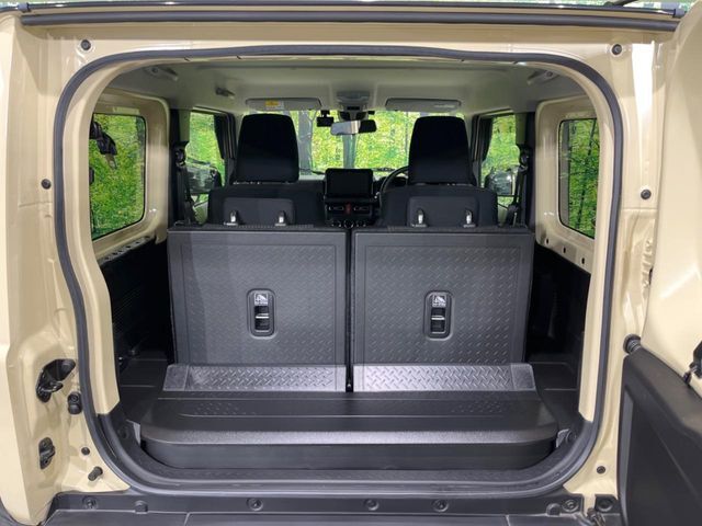 普段のお買い物や通勤、送迎等に十分な荷室スペースを確保しております。セカンドシートを倒すと、大きな荷物の積載も可能です♪