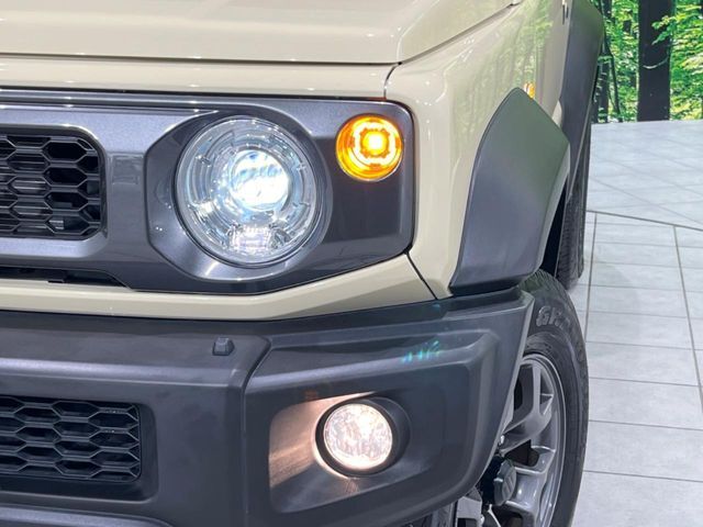 【LEDヘッドライト】悪天候や夜間走行時も良好な視界を確保し安心して運転できる高輝度LEDヘッドライトを装備！点灯速度が早く、消費電力も抑えられています。