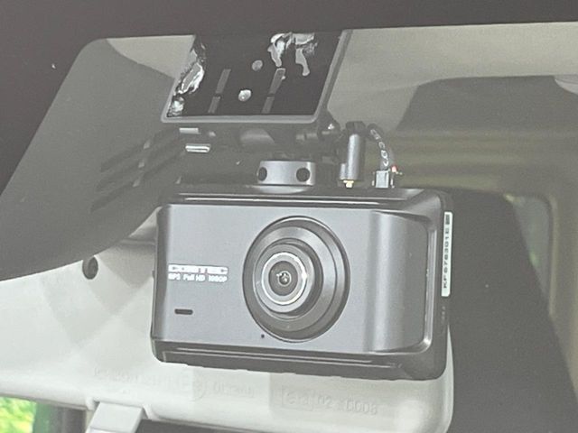 【ドライブレコーダー】安心・安全なカーライフに必須のドライブレコーダーを装備！走行中はもちろん、あおり運転や事故に遭遇した際の状況も映像で記録し、万一のリスクに備えます。