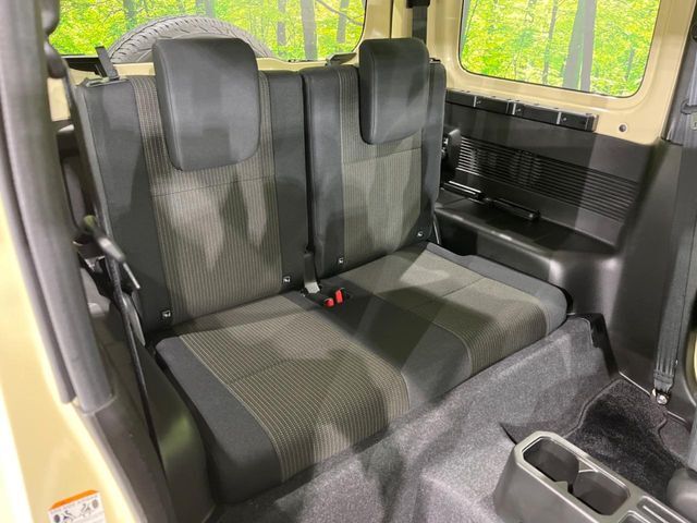 後部座席も気になるようなキズ・汚れやへたり等、大きなダメージはなく、良好な状態です。