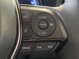 【レーダークルーズコントロール】高速道路での長距離走行が楽に！！自動で速度を保つクルーズコントロールが、衝突軽減システムと連携し、前方の車両を感知して車間を保つように速度調節してくれます！！