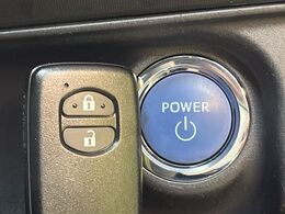 【スマートキー】カバンやポケットに入れたままでもドアの施錠・解錠が可能なスマートキーを装備。エンジンのオン・オフ時もカギを取り出す必要が無いからとっても便利です♪