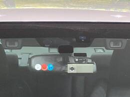 【アイサイトVer3】前方の車両等を検知し、衝突しそうな時は警報で注意を促し、ブレーキを踏む力をサポート。ブレーキを踏めなかった場合は衝突被害軽減ブレーキが作動、衝突回避をサポートします。