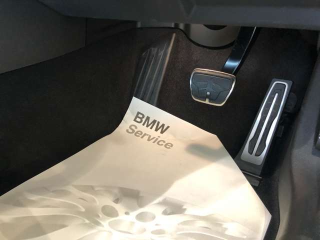【ペダル】BMWはオルガン式アクセルペダルを採用しています。踏み込む足とペダルが同じ軌跡を描くため、かかとがずれにくく、アクセルコントロールがよりしやすくなるメリットがあります。