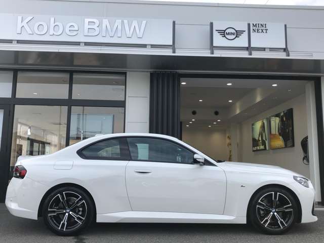 【BMWの伝統-3】BMWのお車は、“駆け抜ける歓び”を体現しております。走行の安定性とコーナリングの良さを追求し、思い通りにハンドルの操作可能です。