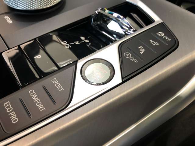 【プッシュスタート】プッシュスタートの最大のメリットは「防犯対策」です。スマートキーと車のIDが合致しないとエンジンは始動させることができません。