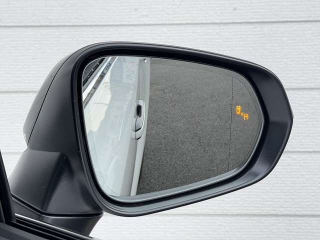 ブラインドスポットモニターで車線変更時に車両接近をお知らせ致します。