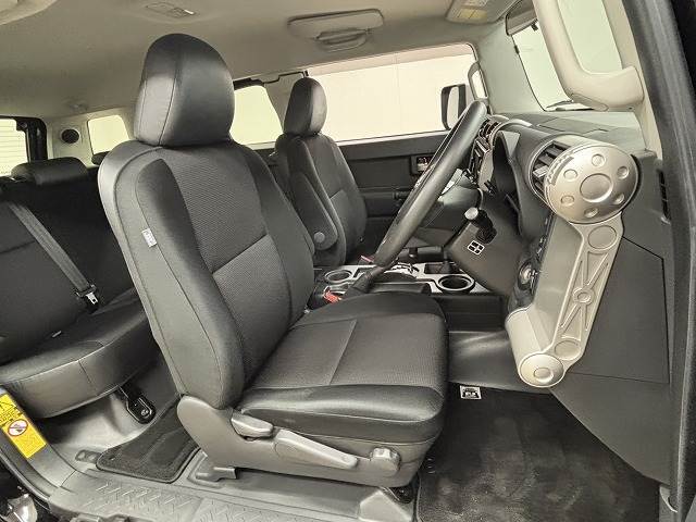 各種ブランドのシートカバーの取り扱いもございます。また、弊社オリジナルフロアマットもご用意しております。自慢の愛車をアレンジしてみてはいかがでしょうか。