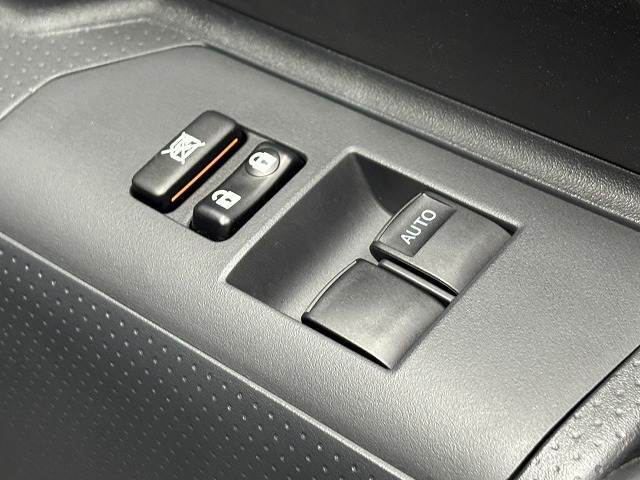 【パワーウィンドウ】運転席から操作可能で、電動で窓の開閉が可能です。
