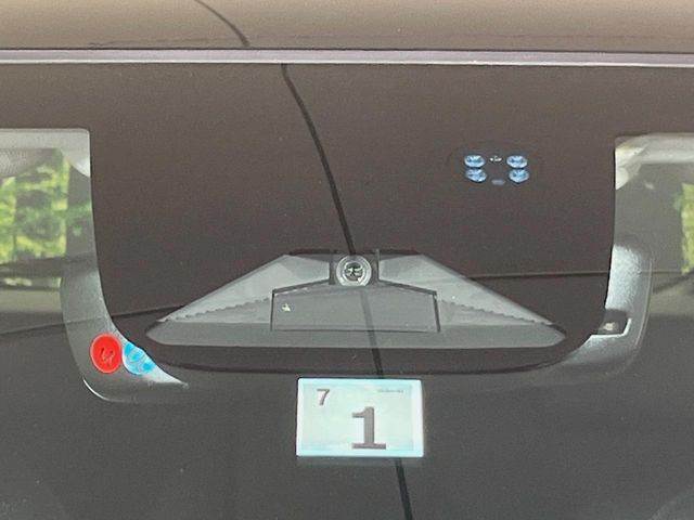 【ホンダセンシング】走行中に前方の車両等を認識し、衝突しそうな時は警報とブレーキで衝突回避と被害軽減をアシスト。より安全にドライブをお楽しみいただけます。