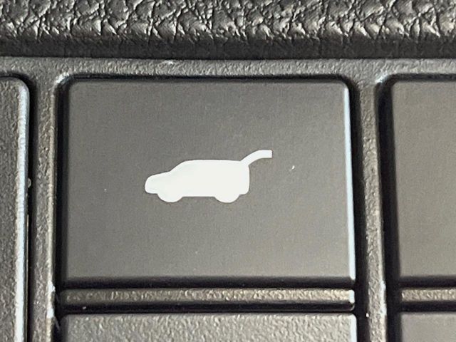 【パワーバックドア】スマートキーや運転席のボタンを押すだけでリアゲートが自動で開閉します！荷物を持っている時や、高い位置にあるバックドアを閉める際に便利な機能です♪