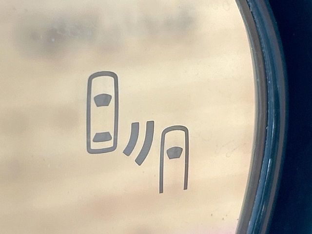 【ブラインドスポットモニター】走行中、ドアミラーの死角になりやすい箇所に後続車が接近するとサイドミラーのレンズに警告を表示！ドライバーに注意喚起をしてくれます。