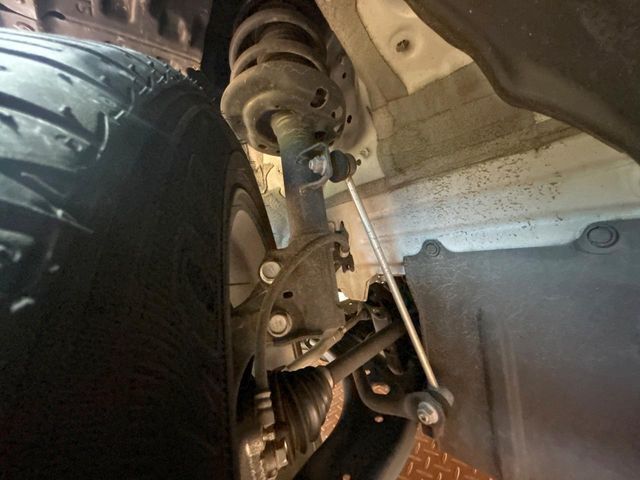 お車を安心してお乗りいただく為には、足回りの定期点検が欠かせません。サービスサポート（有償保証）では無料点検もご提供しており、安心のカーライフをお過ごしいただけるサポート体制が整っています。