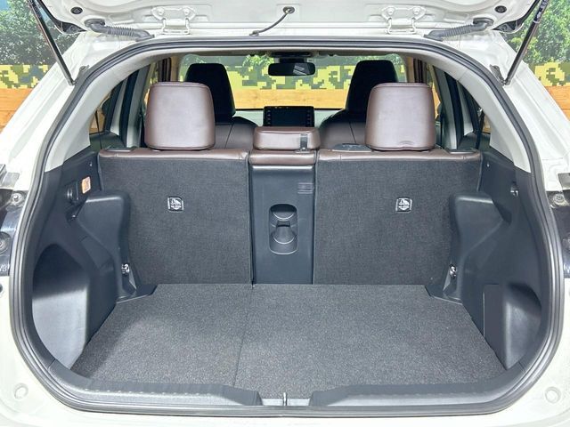 普段のお買い物や通勤、送迎等に十分な荷室スペースを確保しております。セカンドシートを倒すと、大きな荷物の積載も可能です♪