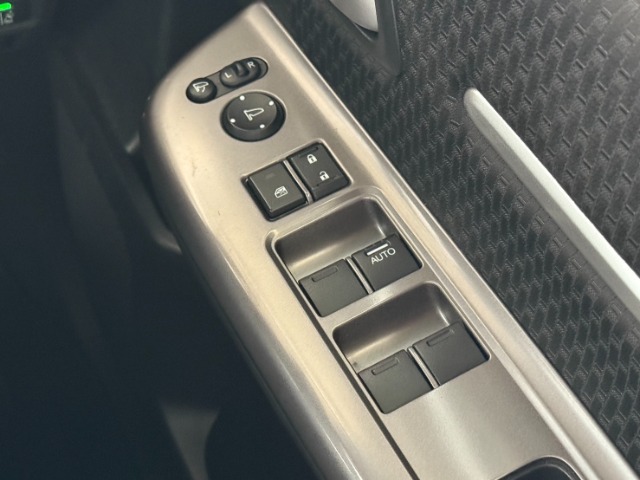 自動で運転席のガラスを開けるタイプです。